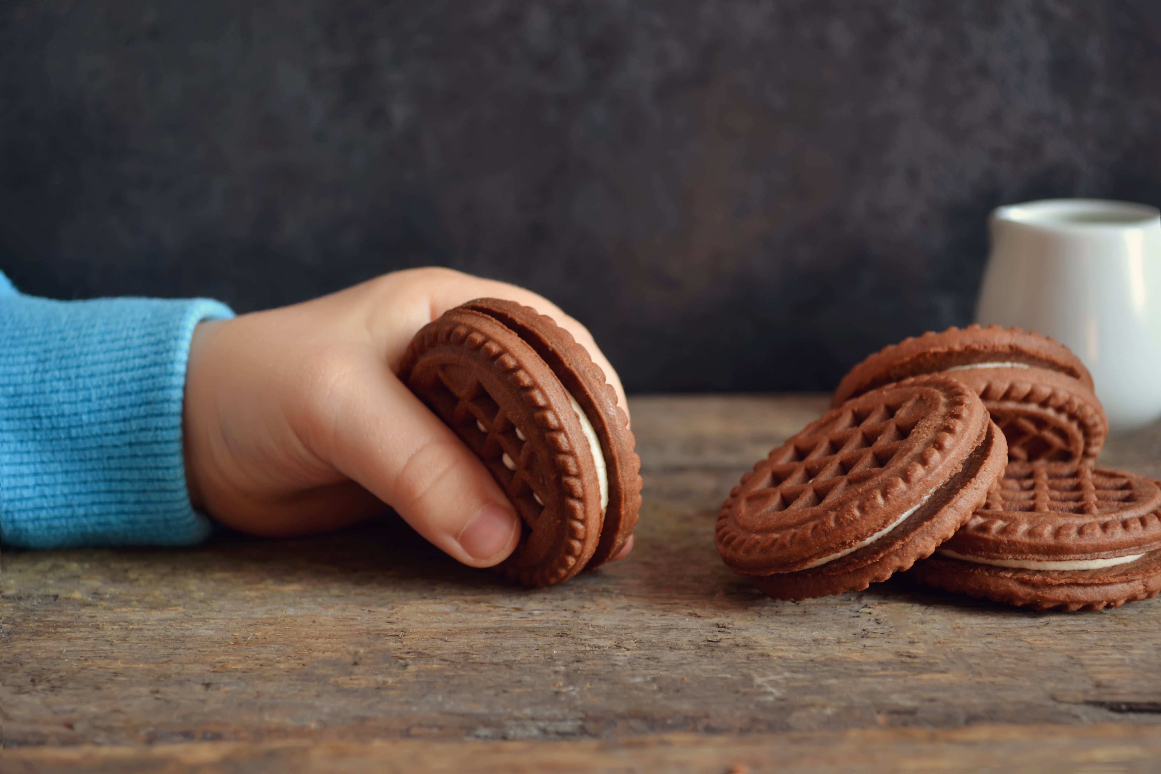 Os biscoitos recheados são um dos lanches mais consumidos por crianças. Veja algumas dicas para economizar e proporcionar esse snack de forma saudável.