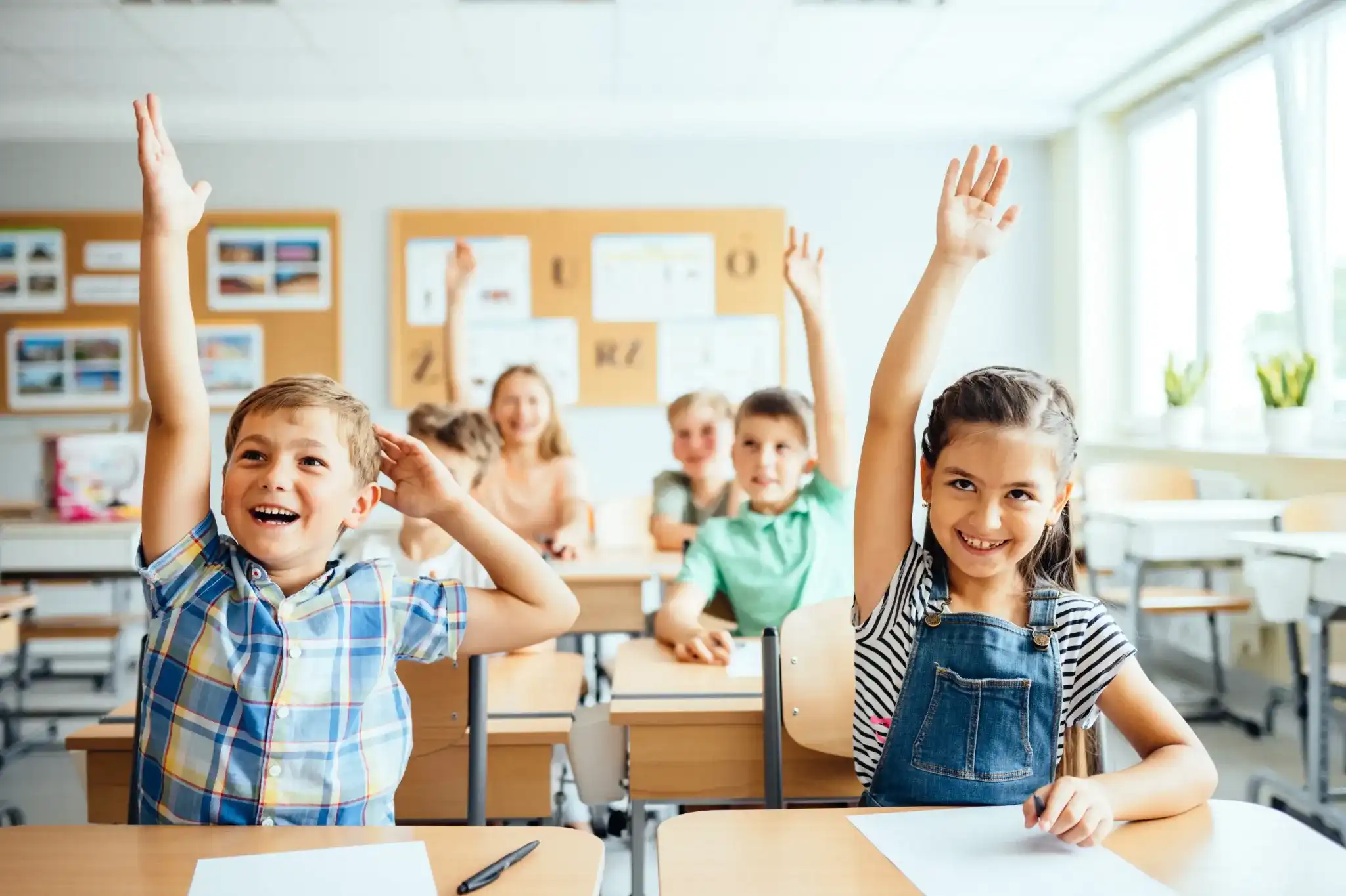 Para todo estudante, o retorno às aulas é um momento importante. E não é diferente para os pais e familiares das crianças, que começam janeiro já procurando materiais escolares com preços acessíveis no mercado. Neste guia abrangente, vamos explorar cinco áreas essenciais para garantir que seu retorno às aulas ou o do seu filho(a) seja bem-sucedido. E o melhor? Você encontra todos os produtos que precisa no Mart Minas, o maior atacado e varejo de Minas Gerais, com descontos exclusivos em uma variedade de produtos, desde materiais escolares até alimentos e produtos de higiene. 1. Organização de material escolar e das tarefas A desorganização pode ser um obstáculo ao sucesso acadêmico. Por isso, invista tempo na escolha de um sistema personalizado, que funcione para você e facilite o acesso e uso dos materiais. Nesse sentido, é recomendada a utilização de diferentes cores para cada disciplina; escolher etiquetas para identificar rapidamente o conteúdo de cada caderno; ter diferentes cores de canetas para destacar informações importantes; empregar o lápis de cor para organizar visualmente as anotações; experimentar marcadores para enfatizar conceitos-chave dos conteúdos aprendidos em sala de aula; e manter uma agenda atualizada para acompanhar prazos e atividades. Não se esqueça, também, que a mochila certa vai além da estética. É importante apostar em opções ergonômicas e espaçosas. Assim, priorize o conforto, verifique o espaço interno para garantir que todos os materiais caibam e escolha uma mochila que expresse sua personalidade. Uma mochila confortável não só alivia o peso dos livros, mas também é um reflexo do estilo pessoal. 2. Ter um bom planejamento de estudo Iniciar o ano com um plano de estudos sólido é crucial para assegurar um aprendizado constante. Estabeleça metas realistas, crie um cronograma e identifique áreas que precisam de foco extra. Utilize ferramentas on-line ou aplicativos que auxiliem na organização das suas tarefas acadêmicas. 3. Ter um local de estudo apropriado em casa O estudo eficiente vai além da escola, sendo necessário o reforço em casa. Por isso, já se planejar para ter um ambiente apropriado no lar é fundamental. Certifique-se de ter um espaço tranquilo e bem iluminado para estudar. Elimine distrações e crie um ambiente propício ao aprendizado. Mesas organizadoras, luminárias e cadeiras confortáveis também otimizam seu espaço. 4. Praticar exercícios físicos para melhorar o foco e a atenção A relação entre exercícios físicos e desempenho cognitivo é inegável. Bem como manter uma alimentação equilibrada e saudável. Praticar atividades físicas regulares pode melhorar o foco e a concentração, além de propiciar uma sensação de bem-estar que permanece o dia todo e auxilia a dormir bem e com qualidade à noite. 5. Comprar produtos escolares com antecedência Não deixe para a última hora! Seja você um estudante ou responsável por um, garanta que você tenha todos os materiais escolares essenciais com antecedência. Aqui no Mart Minas você confere descontos exclusivos em uma ampla gama de produtos. Tudo para assegurar que você esteja completamente preparado para o primeiro dia de aula, sem pesar tanto no seu bolso. Oferecemos ofertas especiais em: Lanches energéticos e saudáveis, como frutas frescas, barras de cereais e sucos para levar à escola, são essenciais para manter a concentração durante as aulas e garantir a energia necessária para enfrentar o dia. Canetas, lápis de cor e marcadores duradouros das marcas mais famosas. Mochilas ergonômicas, espaçosas e estilosas para todos os gostos. Cadernos, estojos, organizadores e mais itens de papelaria para atender a todas as necessidades. Garanta seus descontos exclusivos para o retorno às aulas Como explicamos ao longo deste texto, no retorno às aulas é essencial garantir uma lista completa de materiais o quanto antes para obter o melhor desempenho nos estudos. E, de preferência, sem gastar muito. Pensando nisso, criamos o Festival de Volta às Aulas Mart Minas, com promoções exclusivas em materiais diversos, de papelaria a alimentação, e válido até o dia 07 de fevereiro. Oferecemos mais do que produtos; oferecemos soluções para o seu sucesso acadêmico. Ao escolher os melhores produtos, você está investindo no seu próprio potencial. Aproveite nossos descontos exclusivos, visite uma de nossas 62 lojas e inicie o ano letivo com tudo o que precisa. Somos o seu parceiro no sucesso acadêmico e na economia inteligente!