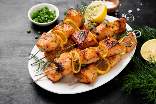Espetinho de salmão cítrico (Imagem: Shutterstock)