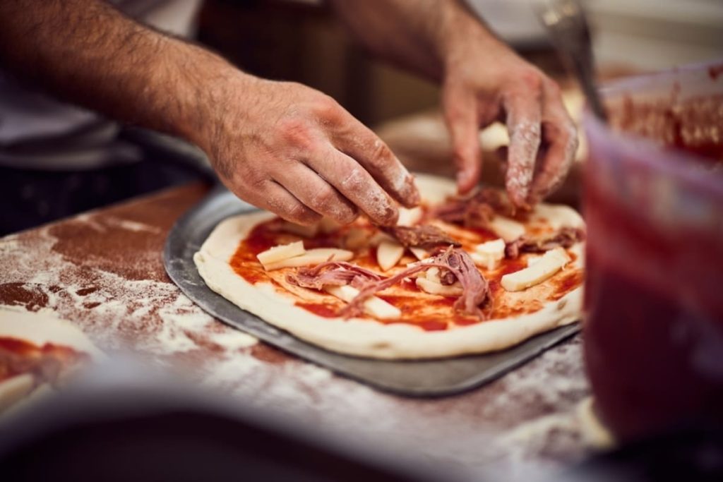 Comemore o dia da pizza com uma receita de pizza caseira