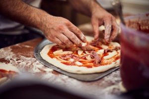 Comemore o dia da pizza com uma receita de pizza caseira
