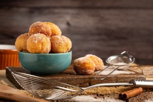 Receita de bolinho de chuva sem leite: sabor da infância com leveza e inclusão no seu lanche da tarde.