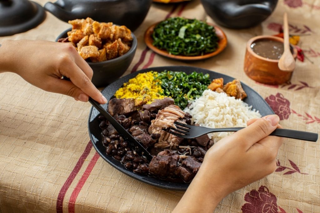 Descubra como fazer feijoada tradicional com ingredientes selecionados para um sabor autêntico e irresistível.