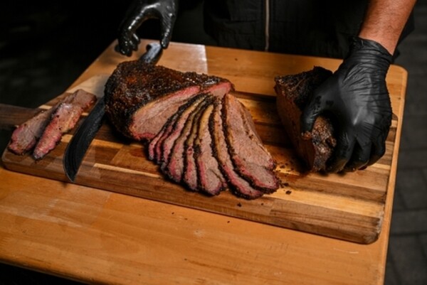 Cortes de acém bovino em tábua de madeira.