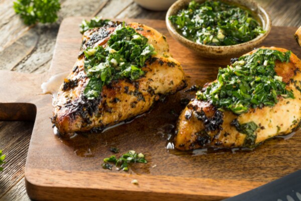 Peito de frango com chimichurri. 