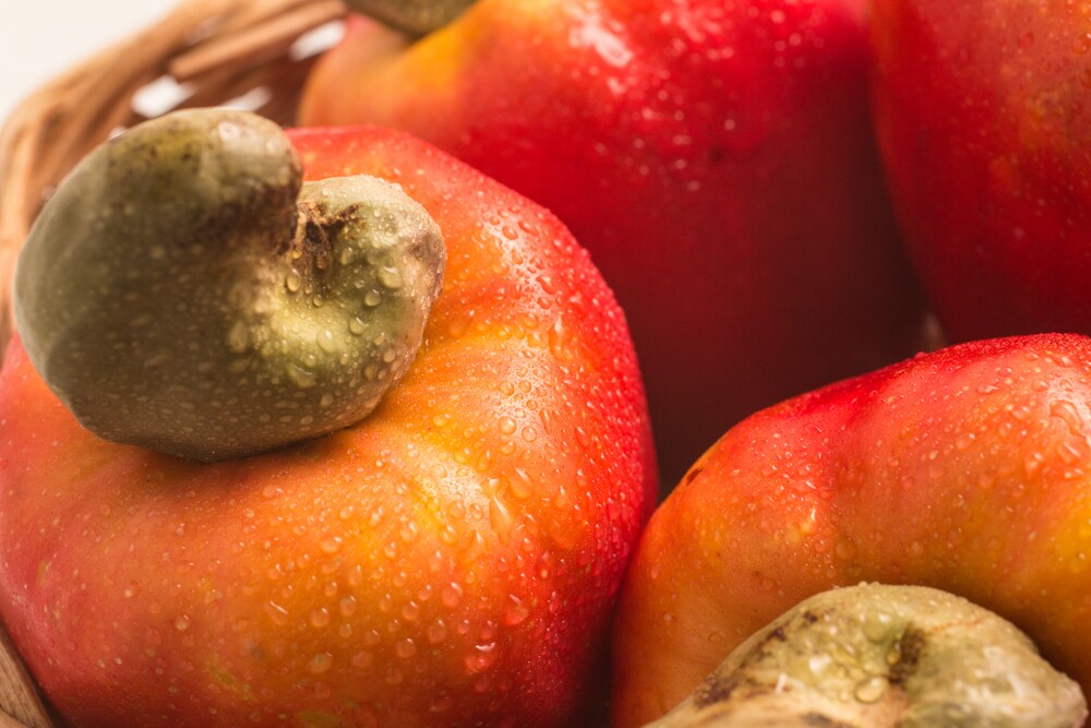 Caju visto de perto dentro de cesto