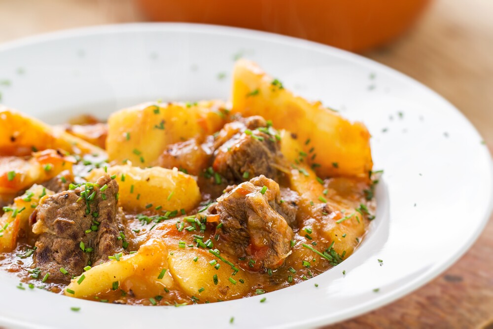 Vaca atolada em prato de cerâmica branco