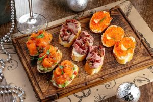 Sanduíches variados dispostos em uma mesa decorada para celebração de Ano-Novo, com enfeites festivos e clima acolhedor.